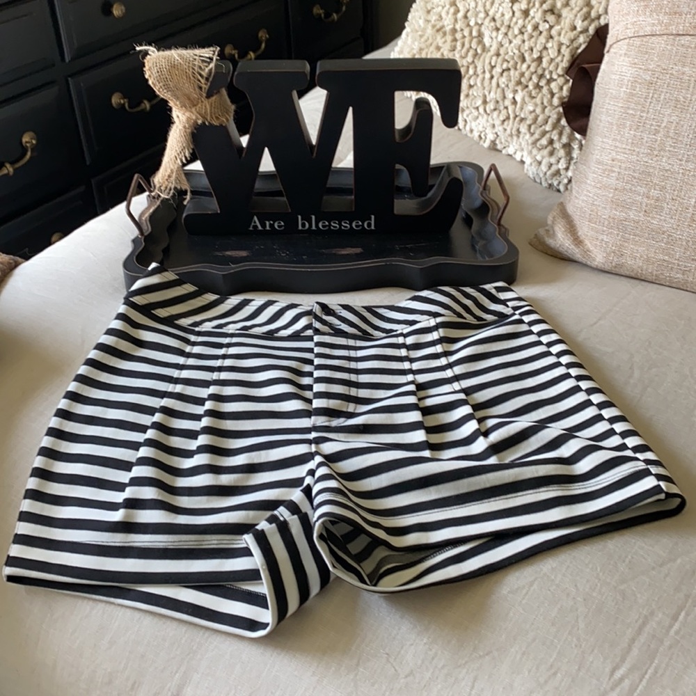 Gianni Bini Shorts/ Size: Medium